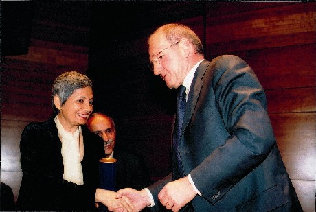 27 avril 1985 - Le B&acirc;tonnier Bertrand FAVREAU, Pr&eacute;sident de l'IDHBB remet le premier Prix Ludovic-Trarieux � Zenani Mandela, tandis que son p&egrave;re est emprisonn&eacute; depuis vingt trois ans en Afrique du Sud.